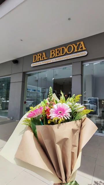 Exterior de la sede de la Dra. Bedoya en City Place, Santa Ana