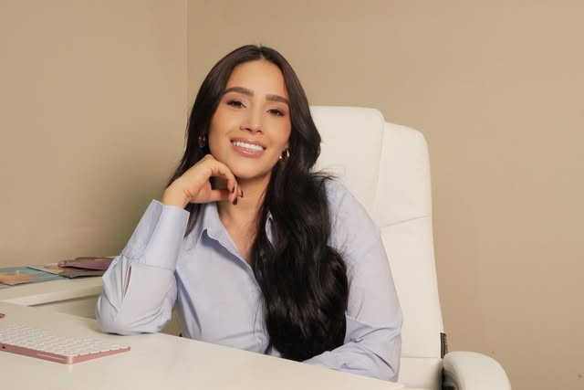 Retrato de la Dra. Stefania Bedoya en su espacio de trabajo